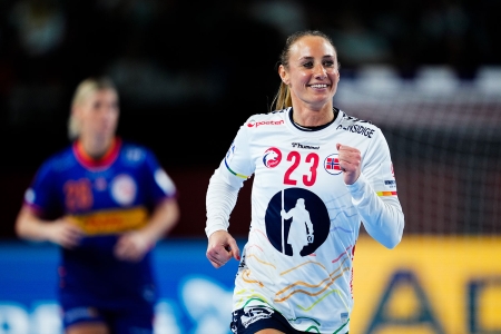 Camilla Herrem strålte mot Nederland og ble toppscorer med seks mål.