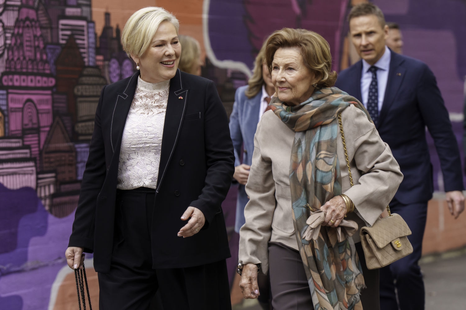 Dronning Sonja (til høyre) sammen med Islands president Halla Tómasdóttir under det islandske presidentparets besøk til Norge tidligere denne måneden. 
