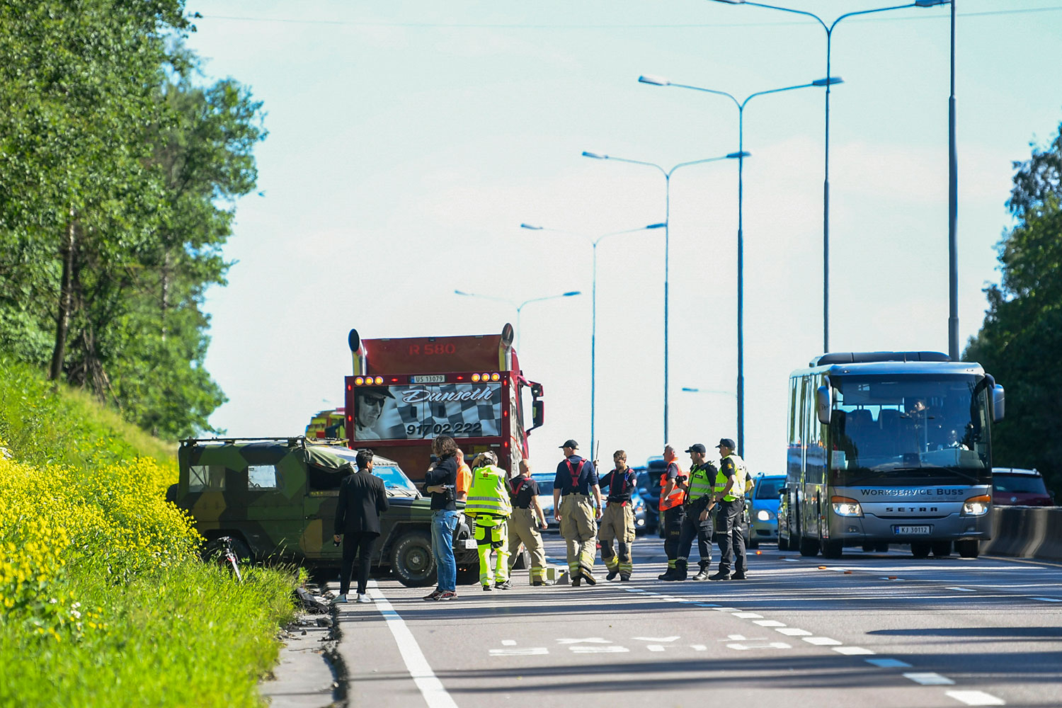 Politiet gjorde undersøkelser på E6 ved Mortensrud etter at Sian-lederens bil var involvert i en trafikkulykke. 