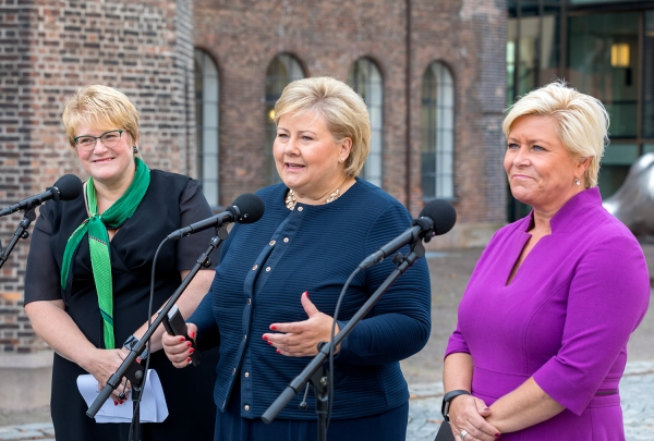 I Norge, som er verdens nest mest likestilte land, ledes regjeringen av tre kvinnelige partiledere: kulturminister Trine Skei Grande (V, til venstre), statsminister Erna Solberg (H) og finansminister Siv Jensen (Frp). 