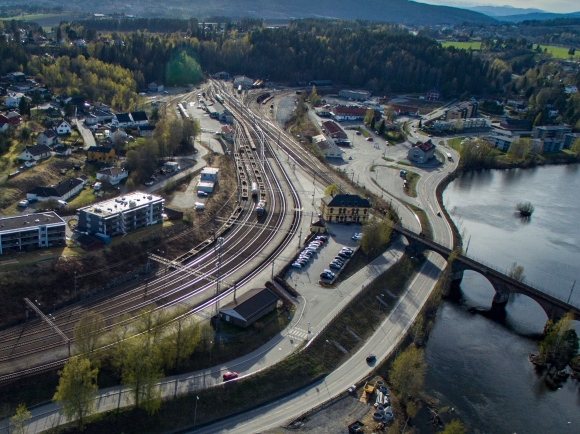 Flere byer på Østlandet har lagt storslåtte planer for byutvikling med jernbanen i sentrum. Nå endrer regjeringen og Jernbanedirektoratet kurs, fordi utgiftene må ned.