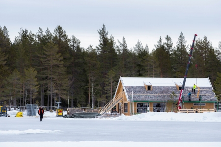 Det er oppført et hus ved Langvann i Nordmarka, som trolig skal benyttes under innspillingen av den nye James Bond-filmen.