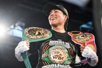 Cecilia Brækhus med tittelbeltene etter at hun slo regjerende verdensmester Ema Kozin i sin avskjedskamp som proffbokser.