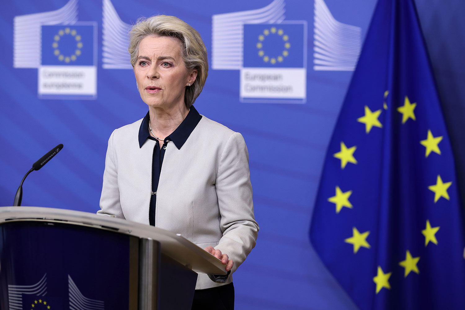 EUs nye sanksjoner mot Russland vil ramme 70 prosent av landets banksektor og flere statlige selskaper, inkludert i forsvarssektoren, sier EU-kommisjonens president Ursula von der Leyen. 