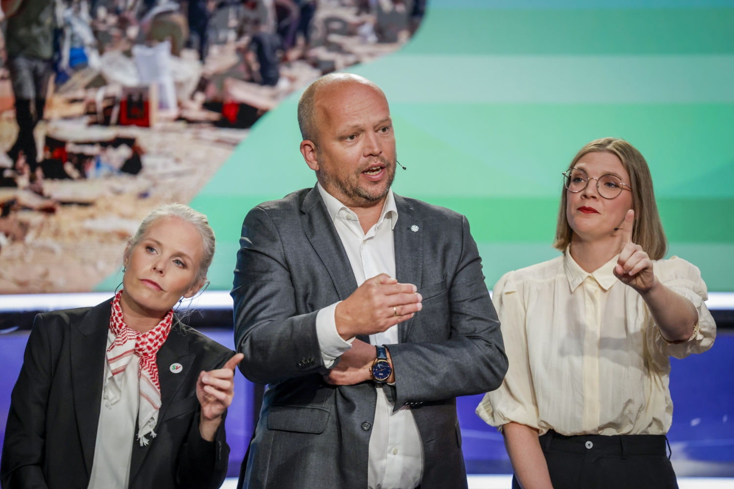 Debatten om arveavgift kan legges død, sier Trygve Slagsvold Vedum (i midten). Han lover at Senterpartiet vil bryte regjeringsforhandlinger om arveavgiften blir gjeninnført, slik SV-leder Kirsti Bergstø (t.v.) og Rødt-leder Marie Sneve Martinussen ønsker.