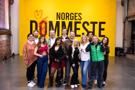 Ny sesong av «Norges dummeste». Annema Yuvali (f.v.), Marius Skjelbæk, Sofie Karlstad, Arve Juritzen, Fetisha Williams, Frank Løke, Niklas Baarli, Iselin Michelsen, Martine Aurdal, Cristian Brennhovd, Kevin Lauren og Katrine Moholt.