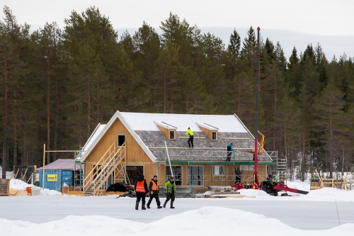 Ved Langvann i Nordmarka, på grensen mellom Oslo og Nittedal, ble det i vinter oppført et hus som trolig ble benyttet under innspillingen av en James Bond-film. 