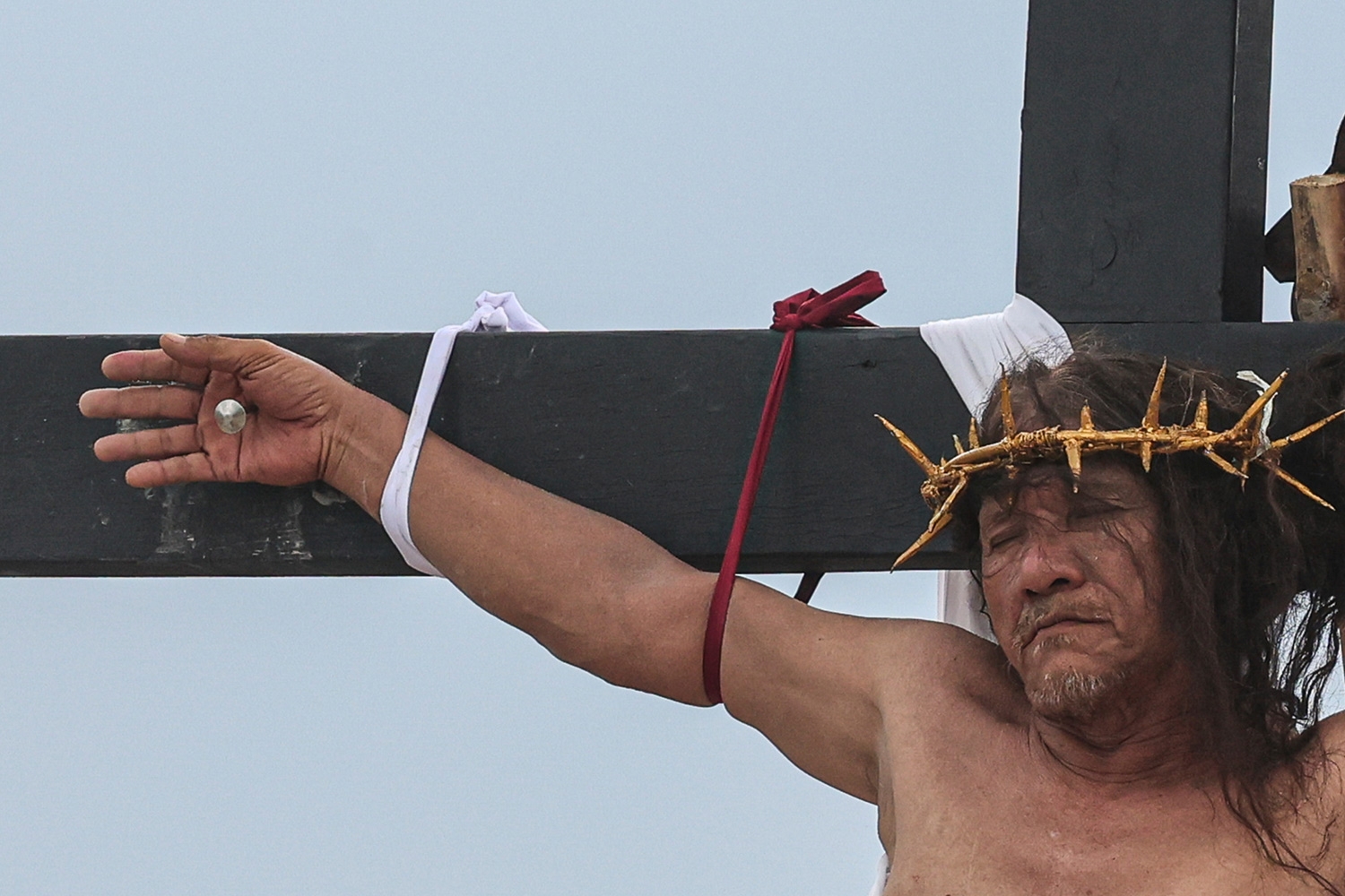 Ruben Enaje har latt seg korsfeste 36 år på rad. Nå er han ferdig i rollen som Jesus. Bildet er tatt i fjor, av hans 35. korsfestelse.