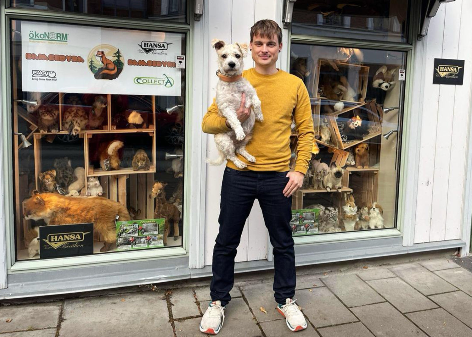 Joshua Bolton holder mårputen i plysj – butikkens maskot og den første i den nye artsserien.