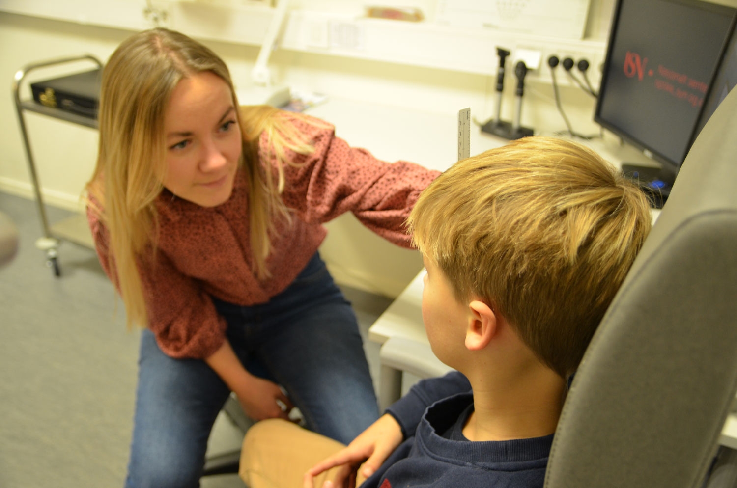Optikere over hele landet undersøker i disse dager synet til norske skolebarn. Men det er foreldrenes ansvar å bestille time. 