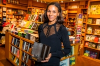 Det har vært et sterkt år for Lisa Aisato i kjølvannet av utgivelsen av «Livet – illustrert», som hun her mottar Bokhandlerprisen 2019 for i november. Nå er den blitt årets nest mest solgte skjønnlitterære tittel, bare slått av Jo Nesbøs «Kniv».