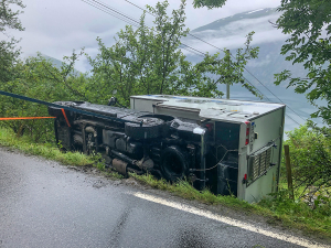 Tysk campingbil utfor vei ved Stegastein