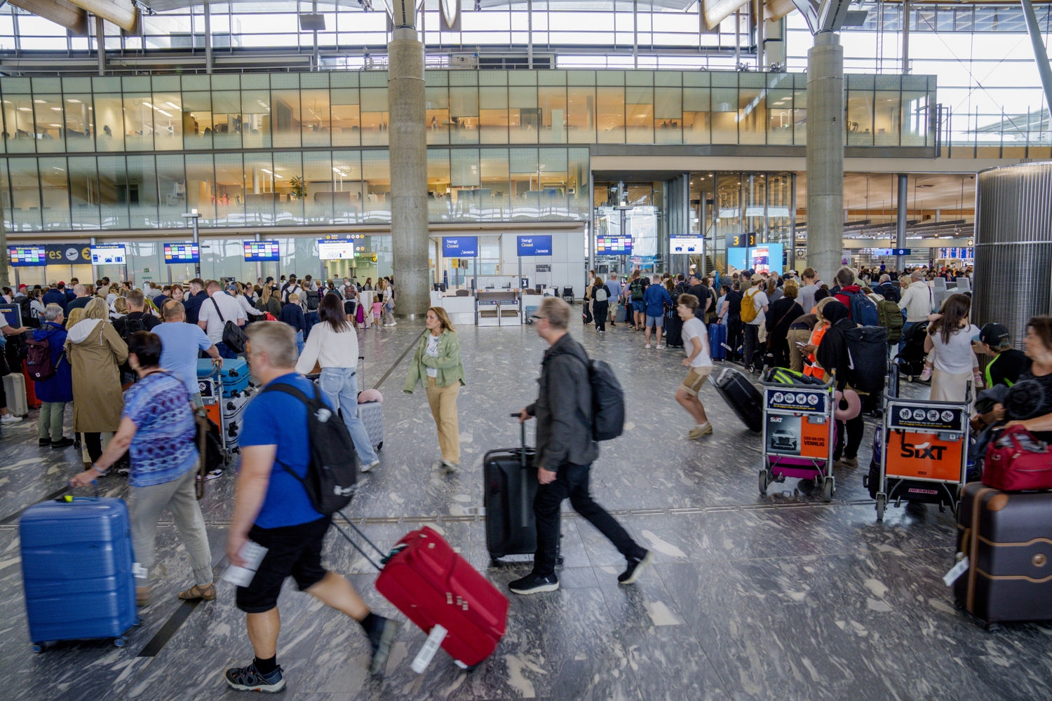 Dersom de nye meklingene ender med konflikt, kan det påvirke flyreiser fra Norge i august. Her fra Gardermoen.