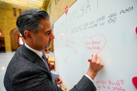 Abid Raja skaper bølger med sin kronikk i Aftenposten i forrige uke.