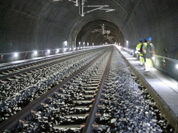Bane NOR har bestemt at den lange tunnelen mellom Jong og Sundvollen skal bygges med boring og sprengning, samt injeksjon mot vannlekkasjer. Dette bildet er fra Bærumstunnellen. 