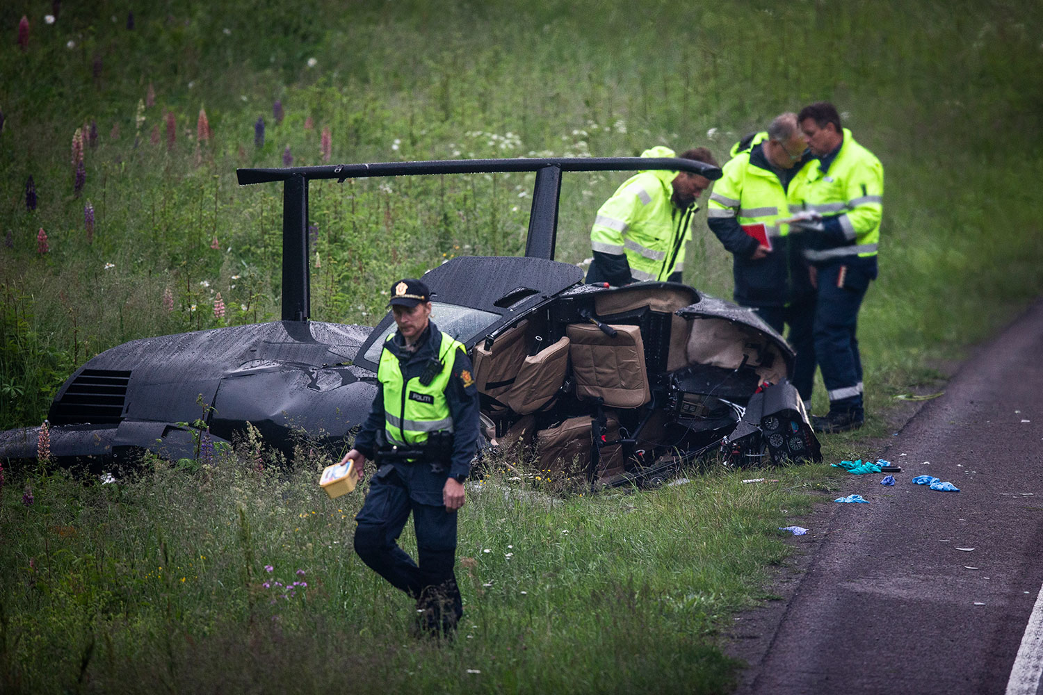 Vraket av helikopteret på bakken i veikanten ved E18 ved Lannerheia i Porsgrunn i Telemark. Fredag morgen er veien delvis åpnet forbi ulykkesstedet mens undersøkelsene etter ulykken var i gang.