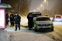 Politiet søker etter gjerningspersoner etter at en gutt ble knivstukket ved Haugerudsenteret i Alna bydel i Oslo. 