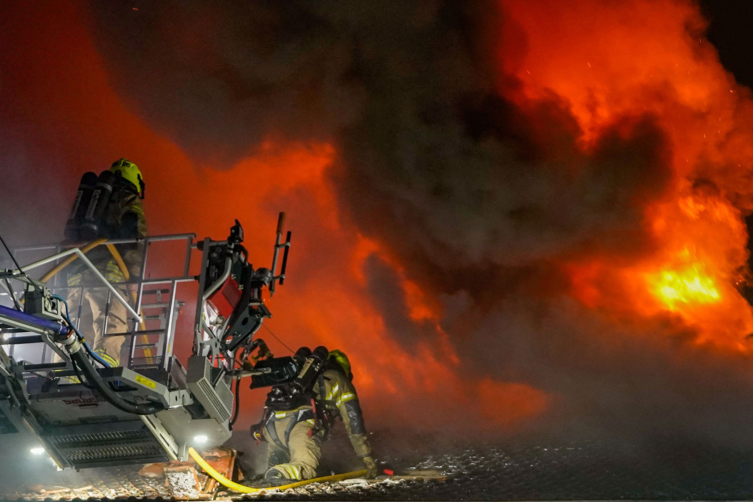 Mannskaper fra Oslo brann- og redningsetat jobber med å slukke brann i restaurant Festningen i Oslo sentrum lørdag kveld. 