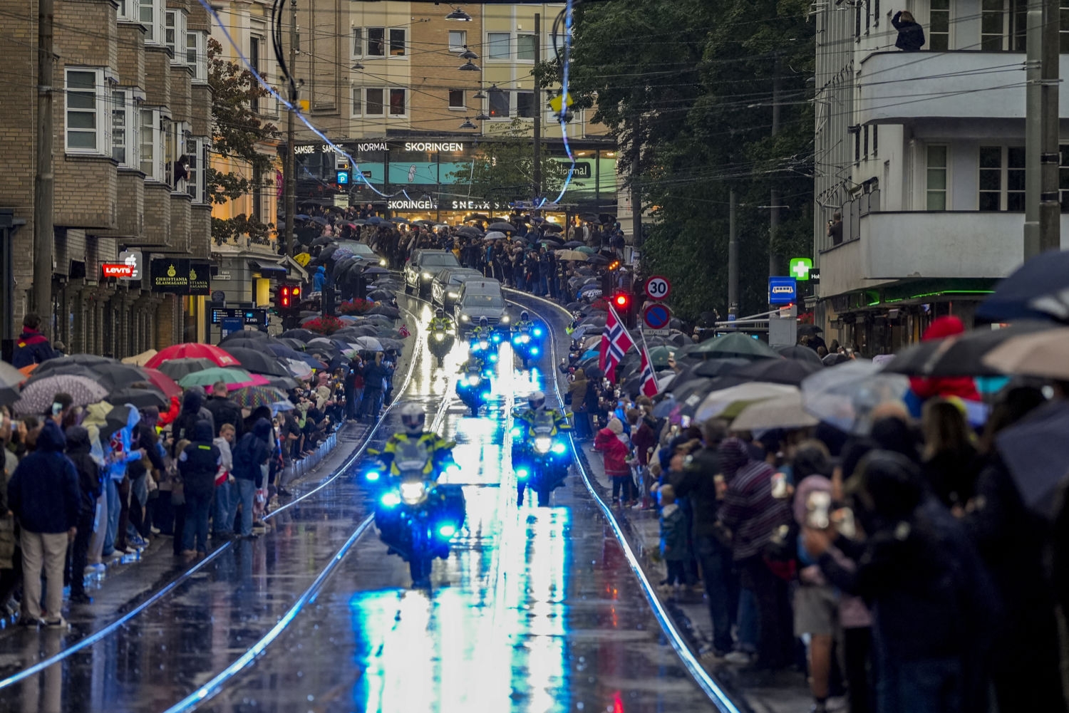 Jernring i Oslo under gravferden – halve Norges politistyrke i sving