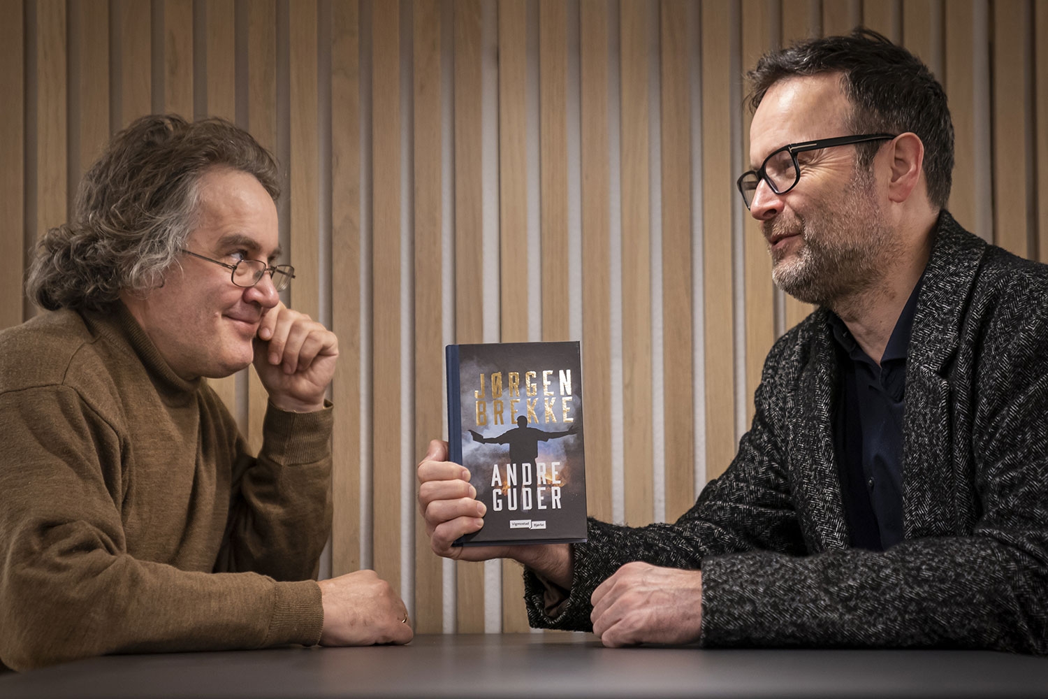 Forfatter Jørgen Brekke og redaktør Marius Aronsen i Vigmostad &amp; Bjørke har stor tro på at kortromanen kan slå an i vår tid, der konkurransen om folks tid og oppmerksomhet er så hard. Brekke er først ut med bok i en serie som tar for seg et av de 10 bud: «Andre guder».