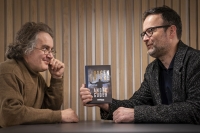 Forfatter Jørgen Brekke og redaktør Marius Aronsen i Vigmostad & Bjørke har stor tro på at kortromanen kan slå an i vår tid, der konkurransen om folks tid og oppmerksomhet er så hard. Brekke er først ut med bok i en serie som tar for seg et av de 10 bud: «Andre guder».