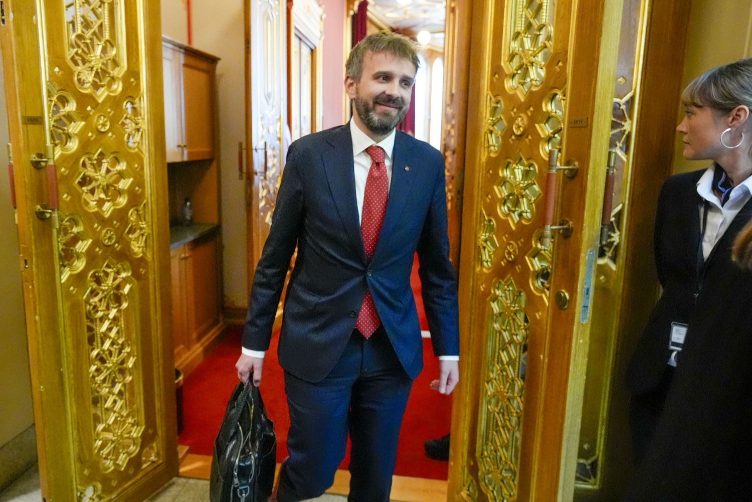 Helse- og omsorgsminister Jan Christian Vestre (Ap) i vandrehallen etter finanstalen i Stortinget. Nå må han se nok en måling som viser at Arbeiderpartiet stuper.