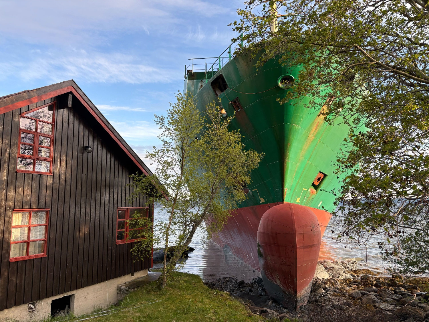 Johan Helberg fikk det 135 meter lange konteinerskipet opp i fjæra utenfor huset.