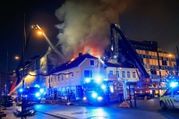 Det brenner i et bygg med et butikklokale i Kristiansand. Beboere i det samme bygget er evakuert, og det blir også beboere i nabobygg.
