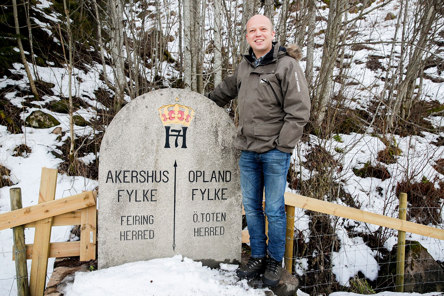 Senterpartiets leder Trygve Slagsvold Vedum ved et gammelt fylkesgrensestein på grensen mellom Oppland og Akershus, eller Innlandet og Viken som det heter i 2020. Om Vedum får det som han vil, kommer ikke Viken til å leve særlig lenge.