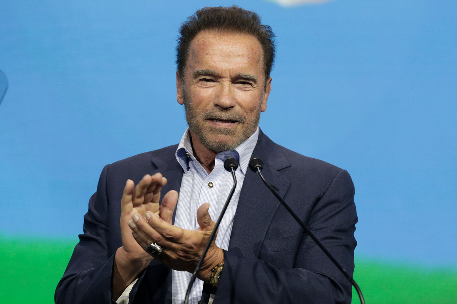 Schwarzenegger med beskjed til russere: Dere blir løyet for