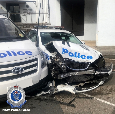 En av de parkerte politibilene fikk store skader i sammenstøtet med gjerningsmannens Toyota HiAce. 
