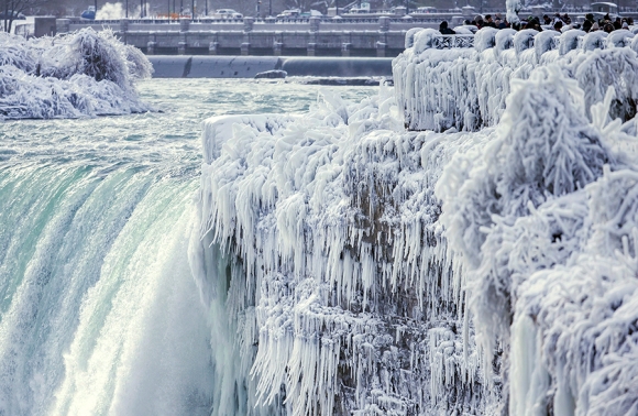 Det er kaldt i Canada i disse dager. Bildet er fra Niagarafossen fredag.