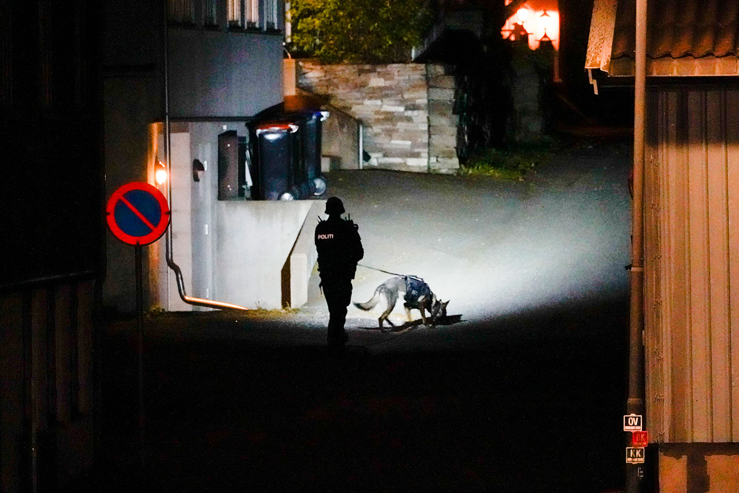 Politiet gjorde undersøkelser i Kongsberg sentrum. 