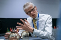 Skatteetaten har funnet 17.500 saker der folk har betalt tilbake Nav-penger uten å få igjen skattepengene de har krav på. Skattedirektør Hans Christian Holte beklager feilen.
