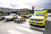 Det kan være eksplosjonsfare etter at har lekket drivstoff fra en XY-stasjon i Tyristrand i Ringerike. Beboere i bygget er evakuert.
