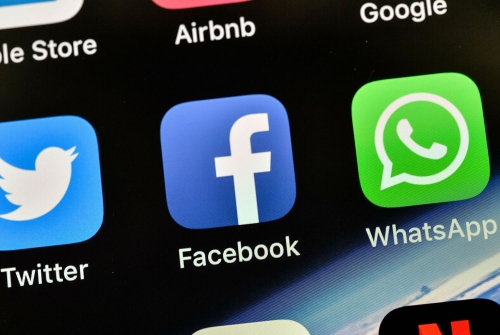 Facebook utelukker at problemene skyldes et såkalt tjenestenektangrep.