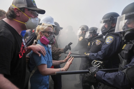 Demonstranter sperrer motorvei og setter fyr på biler i Los Angeles