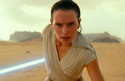 Daisy Ridley som spiller Rey i en scene fra «Star Wars: The Rise of Skywalker», som har premiere 20. desember.