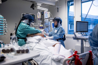 Det ligger nå 200 pasienter på sykehus i Norge med covid-19 som hovedårsak. 
