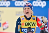 Therese Johaug kan smilte bredt om dagen. Søndag tok hun sin femte strake distanseseier i verdenscupen.