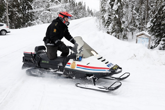 Politiet i Brumunddal bruker snøscooter for å ta seg fram i søkeområdet. Ifølge politiet har de ikke funnet nye spor, og ingen er mistenkt etter at Janne Jemtland forsvant i romjulen.