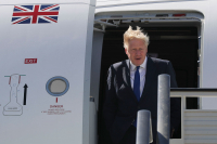 Storbritannias statsminister Boris Johnson tror det blir vanskelige samtaler med Tyrkia om å godta Sverige og Finland som nye medlemsland i Nato. Her er Johnson på vei til Nato-toppmøtet i Madrid.