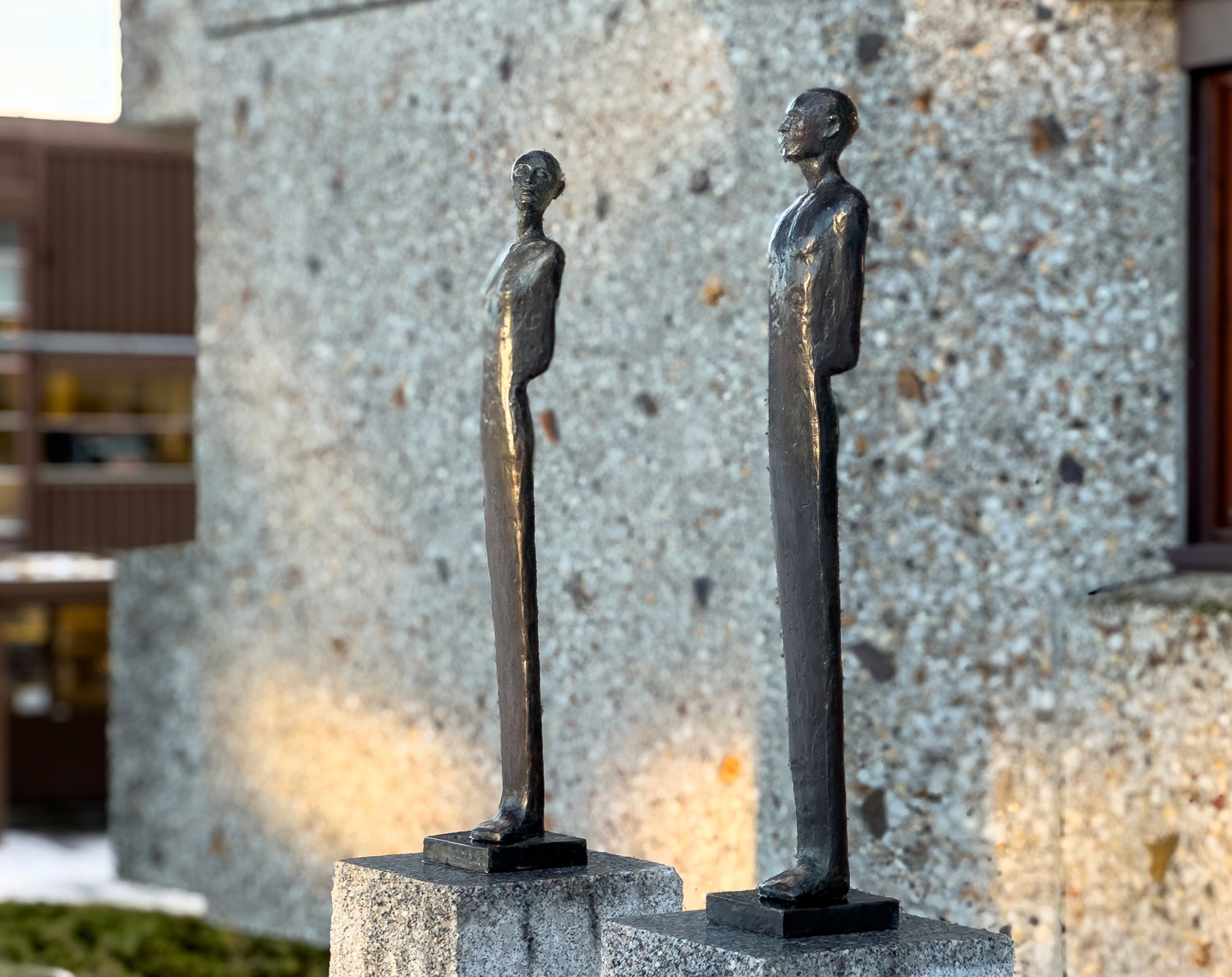 FINNE VÅR VEI: Bronseskulpturene står vendt mot nord, tett inntil hovedinngangen til Kartverket på Hønefoss. Kunstneren bak jubileumsgaven fra Kommunal- og distriktdepartementet er Tove Hirth, som også er fra Ringerike. 