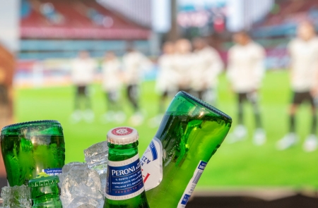 Høyre vil åpne for å drikke øl på fotballstadion