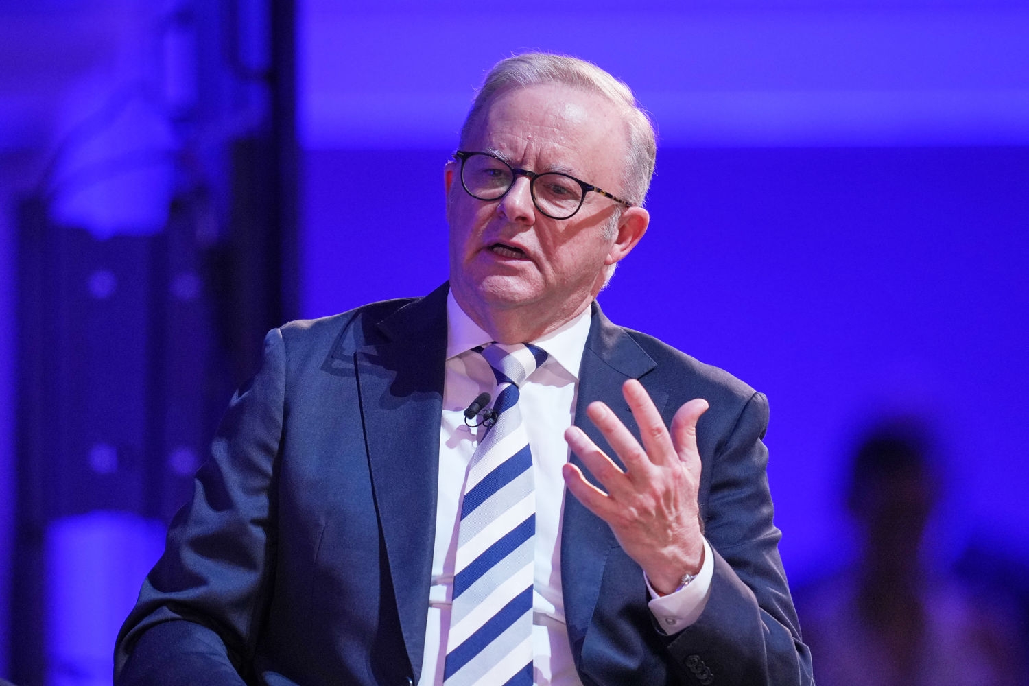 Statsminister Anthony Albaneses regjering får kritikk for ikke å ha sikret gode nok forsyninger etter at hundrevis av bensinstasjoner i Australia har gått tomme for drivstoff.