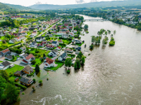 Flere boliger i Hokksund står mandag i vann etter at Drammenselva har gått over sine bredder. 