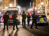 Politi sperrer av området i nærheten av den ene vannpipe-kafeen i Hanau, hvor flere mennesker ble skutt og drept onsdag kveld.
