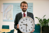 Næringsminister Jan Christian Vestre har ansvar for Justervesenet og for at tiden er riktig – både på eget kontor og i resten av landet – og er dermed også regjeringens og Norges «tidsminister».