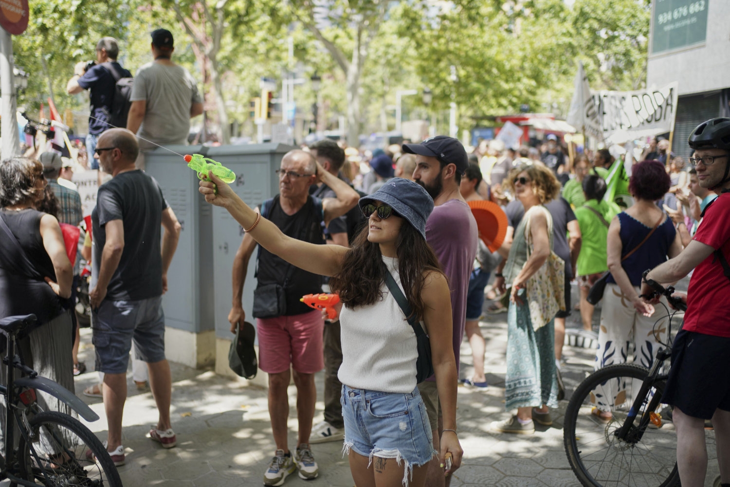 Turistleie spanjoler bruker vannpistol i protest