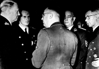 Vidkun Quisling (t.v.) i samtale med politiker i Albert Hagelin Nasjonal Samling og Reichskommisar Josef Terboven. Henrich Himmler står med ryggen til.